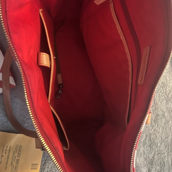 Dooney and Bourke tote bag with matching pouch. Excellent used condition - Picture 3 of 14
